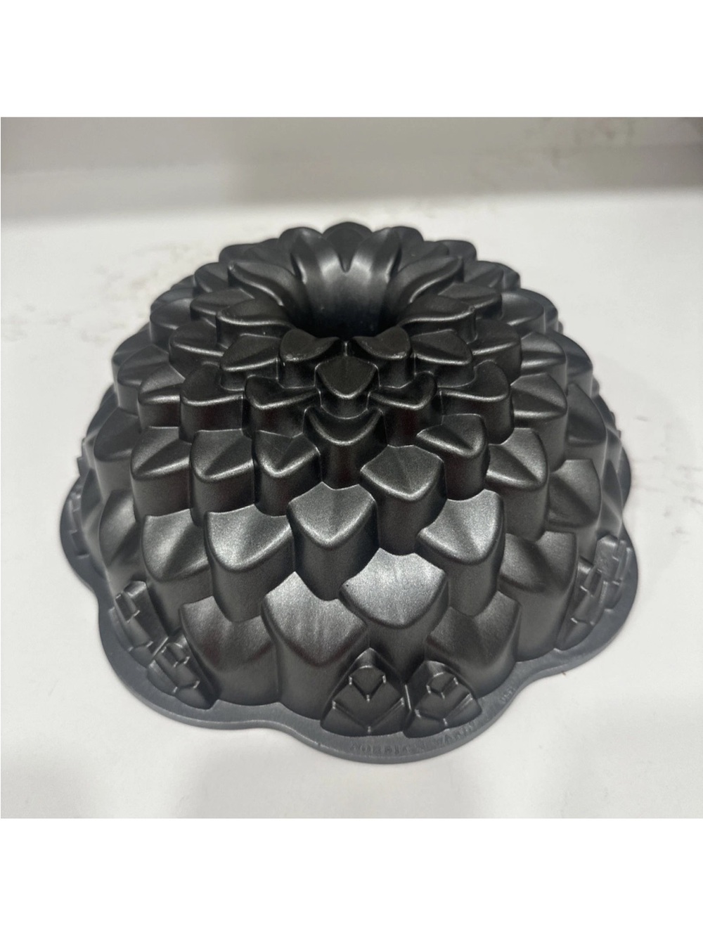 NORDIC WARE Chrysanthemum Bundt Pan 10 Cup Mold Heavy Cast Aluminum USA